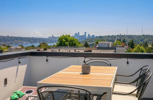 Fremont Apartment | Emerald City Chic - 2Bed&2Bath Townhouse