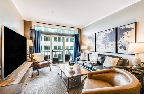 Belltown Condo | Emerald City Escape with Pool and Parking!