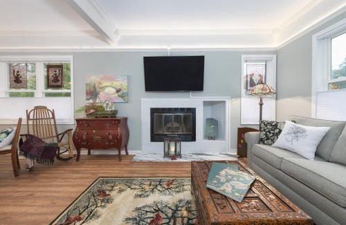 South Haven House | Emerald Cottage- pool- close to beaches