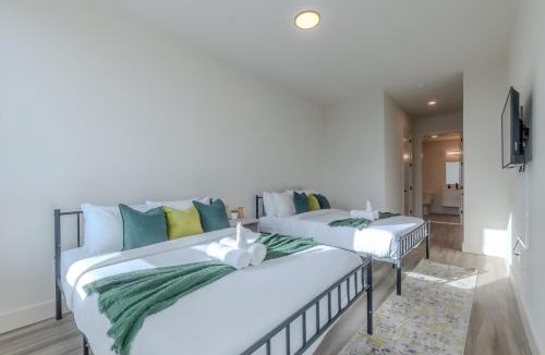 East Orange Apartment | Emerald Escape, Free Parking, 2 Bath, Sleeps 8 Near American Dream and The Airport, King Bed and 2 Queen Beds, Washer and Dryer