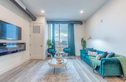 East Orange Apartment | Emerald Escape, Free Parking, 2 Bath, Sleeps 8 Near American Dream and The Airport, King Bed and 2 Queen Beds, Washer and Dryer
