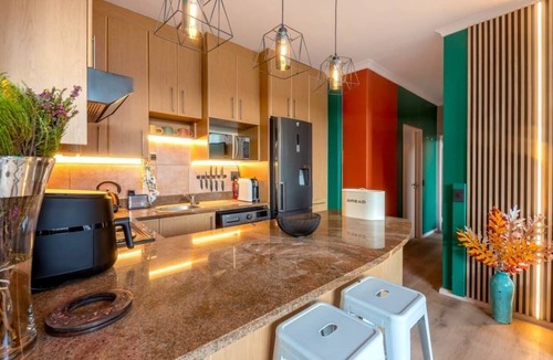 Cape Town City Centre Apartment | Emerald Escape With Mountain View & Pool By AwsHost