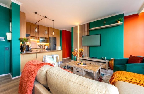 Cape Town City Centre Apartment | Emerald Escape With Mountain View & Pool By AwsHost