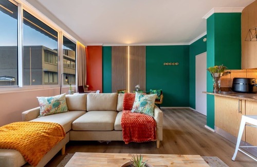 Cape Town City Centre Apartment | Emerald Escape With Mountain View & Pool By AwsHost