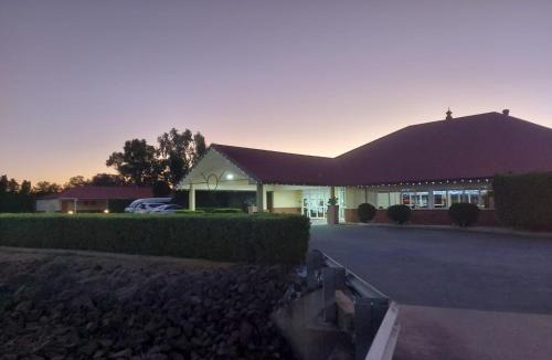 Emerald Hotel | Emerald Explorers Inn