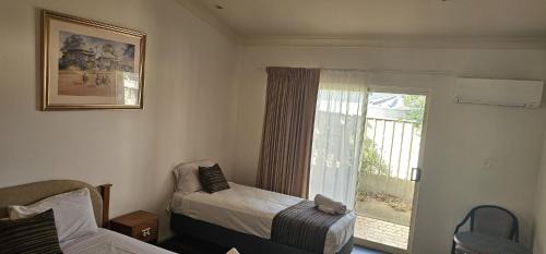 Emerald Hotel | Emerald Explorers Inn