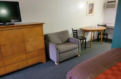 Blythe Hotel | Emerald Inn & Lounge