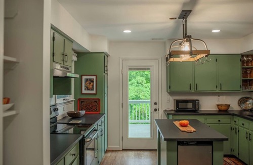 Cedar Mountain House | Emerald Lake Lodge - Lakefront - Families - Cozy - Fishing