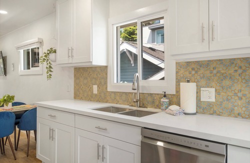 East Queen Anne Apartment | Emerald Leaf Upstairs