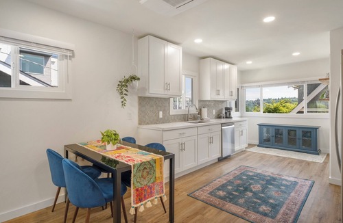 East Queen Anne Apartment | Emerald Leaf Upstairs