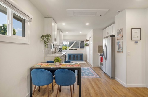 East Queen Anne Apartment | Emerald Leaf Upstairs