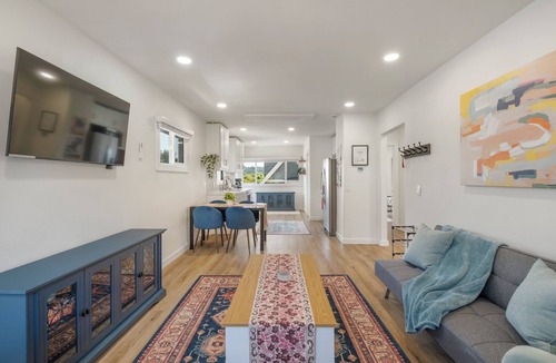 East Queen Anne Apartment | Emerald Leaf Upstairs