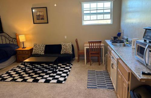 F. Q. Story Apartment | EmERALD loft studio SWiMMiNG pool kitchen DwNTwN