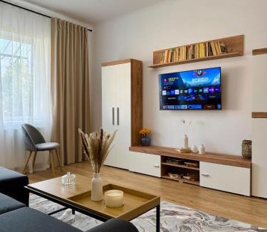Tirnaveni Apartment | Emerald - Modern Central Apartment