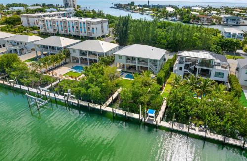 Marathon Villa | Emerald Oasis Deluxe Waterfront Gem, Heated Pool with Dock
