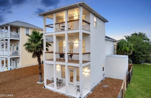 Holiday Beach House | Emerald Oasis Beach House