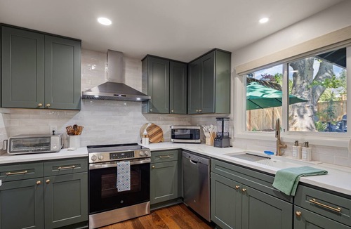 Amazon House | Emerald On Orchard Luxury Eugene Vacation Rental Near Uo 4 Bedroom Home