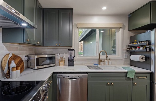 Amazon House | Emerald On Orchard Luxury Eugene Vacation Rental Near Uo 4 Bedroom Home