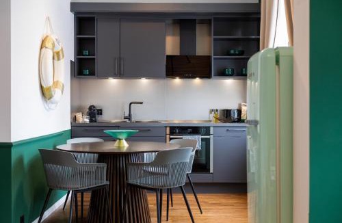 Neumuenster Apartment | Emerald Suite Design in Neumünster
