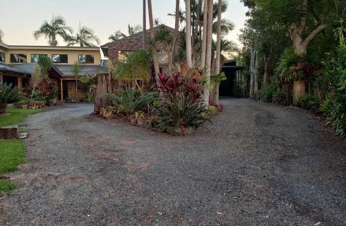 Emerald Beach Bed & Breakfast | Emerald Tropical Palms B & B