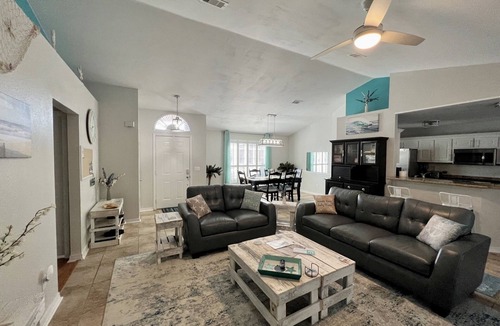 Gulf Breeze House | Emerald Waves Hideaway - Free Heated Pool & Gaming