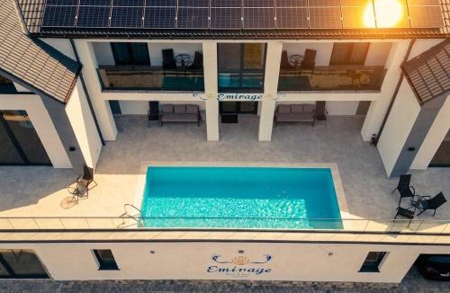 Bran House | Emirage Luxury Villa Infinity Pool and Spa