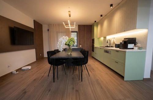Bran House | Emirage Luxury Villa Infinity Pool and Spa