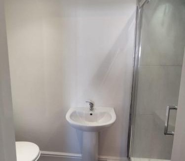 Salford House | En-Suite Double-Bedroom in the Heart of Salford Manchester CR4 Perfect for Short Stays
