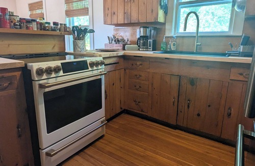 Weston Cottage | Enchanting 4-bedroom cottage with a view in Weston