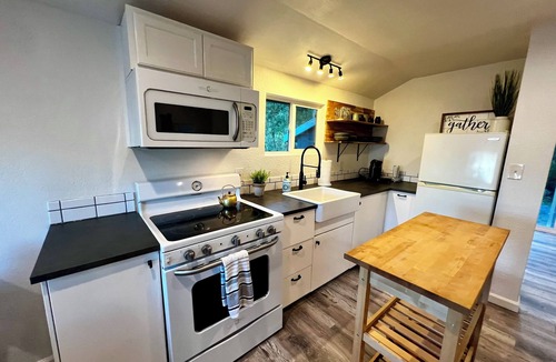 California Wine Country Cottage | Enchanting Creekside Retreat: Your Downtown Oasis