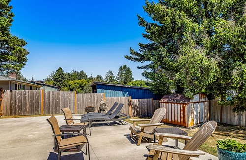 Warrenton House | Enchanting dog-friendly with hot tub, lake nearby, fast WiFi, & washer/dryer