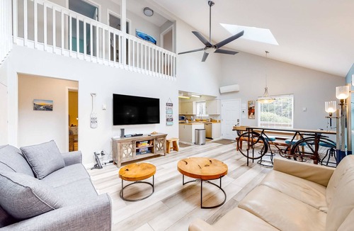 Gleneden Beach House | Enchanting home near the coast with hot tub full kitchen and washer dryer