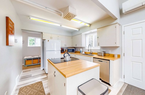 Gleneden Beach House | Enchanting home near the coast with hot tub full kitchen and washer dryer