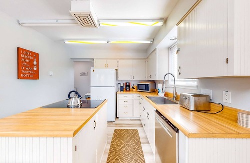 Gleneden Beach House | Enchanting home near the coast with hot tub full kitchen and washer dryer