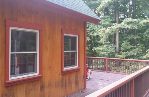 Putney Cabin | Enchanting pet-friendly and private cabin with cozy pellet fireplace