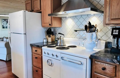 Rimmon Heights House | Enchanting Romantic Riverfront Cottage