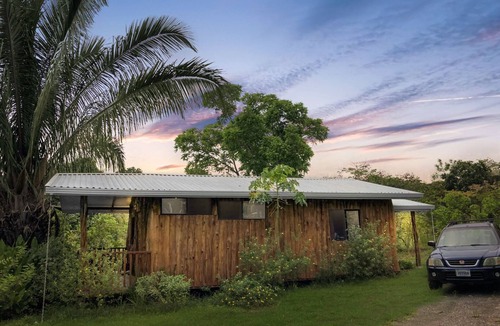 Canton Parrita Cabin | Enchanting Rustic Cabin in Sustainable Community