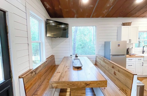 Marion Cabin | Enchanting Treehouse with Modern Amenities
