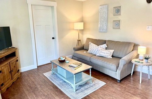 Medford Cottage | Enchanting Wine Country Cottage in the heart of Southern Oregon wine country
