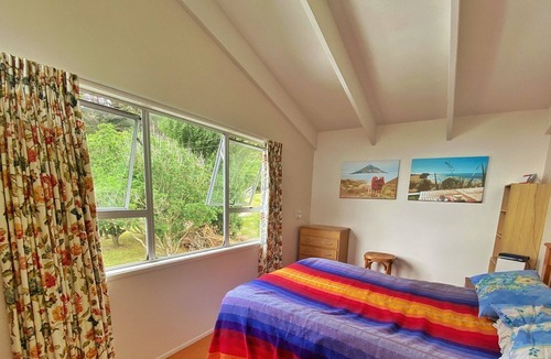 Arkles Bay House | Enchantingly peaceful bach near the beach