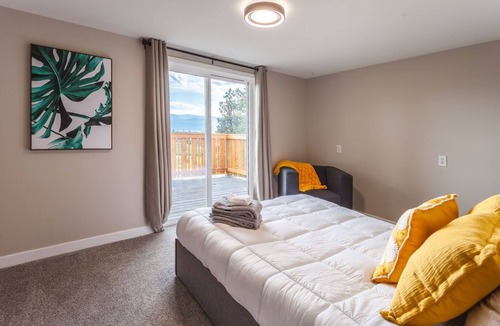 Toovey Heights House | Enchantment Retreat in Black Mountain, Kelowna!