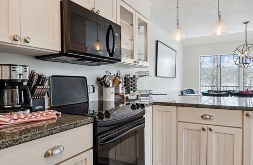 West Hartford Condo | End-Unit Condo with Sauna & Pool, Deere Run