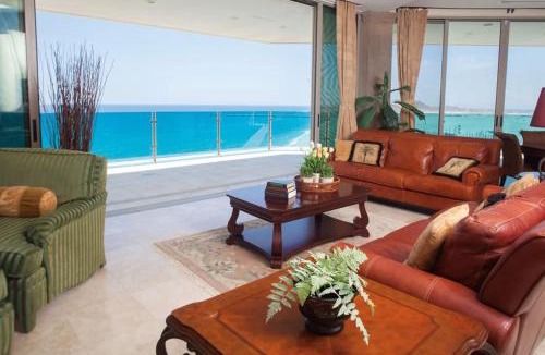Sandy Beach Apartment | End Unit Penthouse at Esmeralda Private Jacuzzi