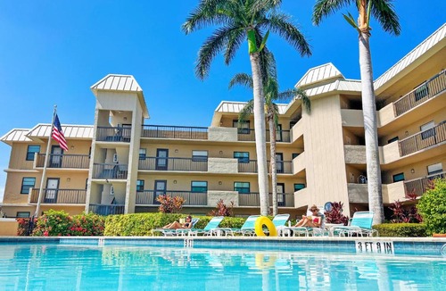 Marco Island Apartment | End Unit Steps from Beach Access w/No Crazy Beach Prices