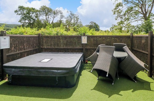 Carlton-in-Cleveland Cottage | ENDEAVOUR LODGE 4, family friendly, with hot tub in Stokesley