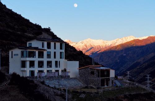 Xiaojin County Hotel | Endless Summer Cloudscape Hot Springs Siguniang Mountain