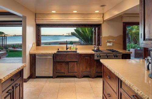 Crown Point House | Endless Summer by Avantstay Serene Beachfront Escape w/Sunset Views!