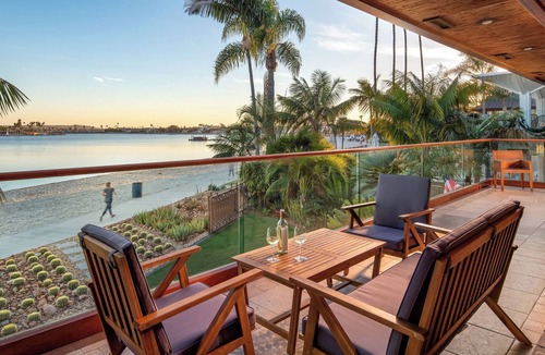 Crown Point House | Endless Summer by Avantstay Serene Beachfront Escape w/Sunset Views!