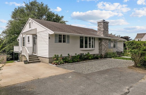 Easton's Point House | Endless Summer Cottage - Charming 3BR House near Beaches Middletown, RI