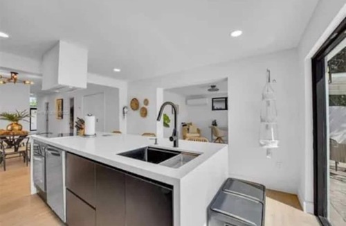 Hollywood Lakes House | Endless Summer pool house